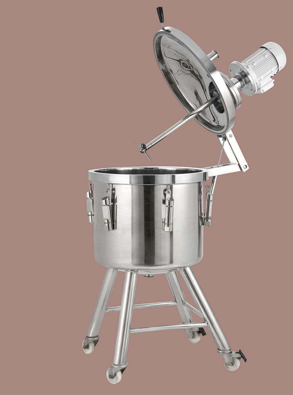 Tank with Operating Pressure and Equipped with Mixer
